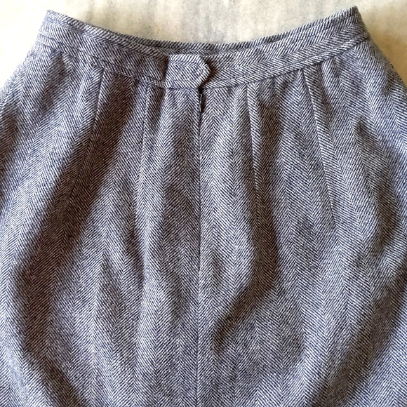 NWOT. Woman's 100% Wool full lined skirt with Herringbone pattern. - Picture 3 of 8